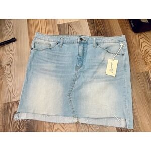 Universal Thread Womens Light Wash Denim Mini Skirt Size 18/34 Raw Hem NWT